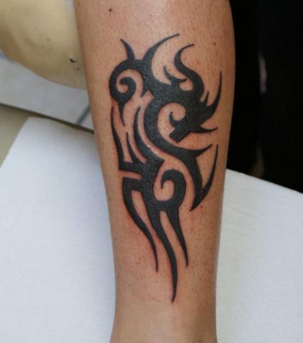 tatouage tribal homme mollet