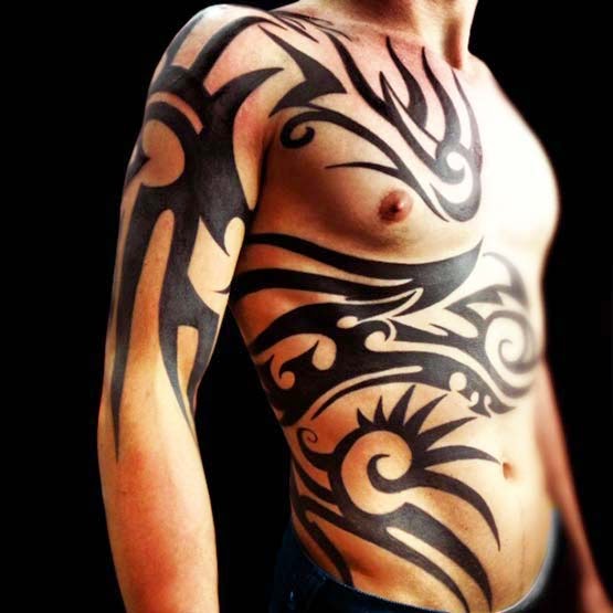 tatouage tribal homme torse