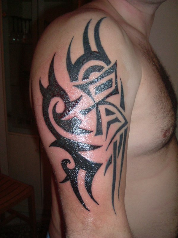 tatouage tribal initiales