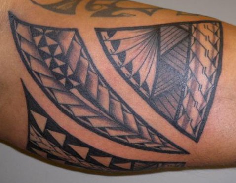 tatouage tribal intérieur biceps
