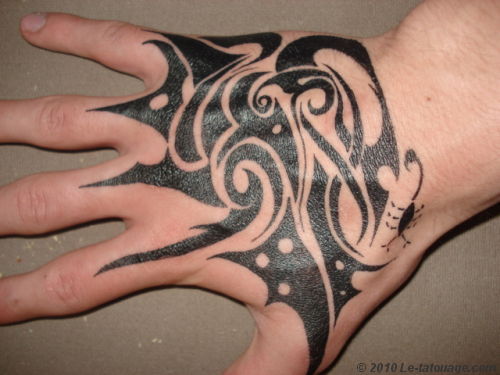tatouage tribal main