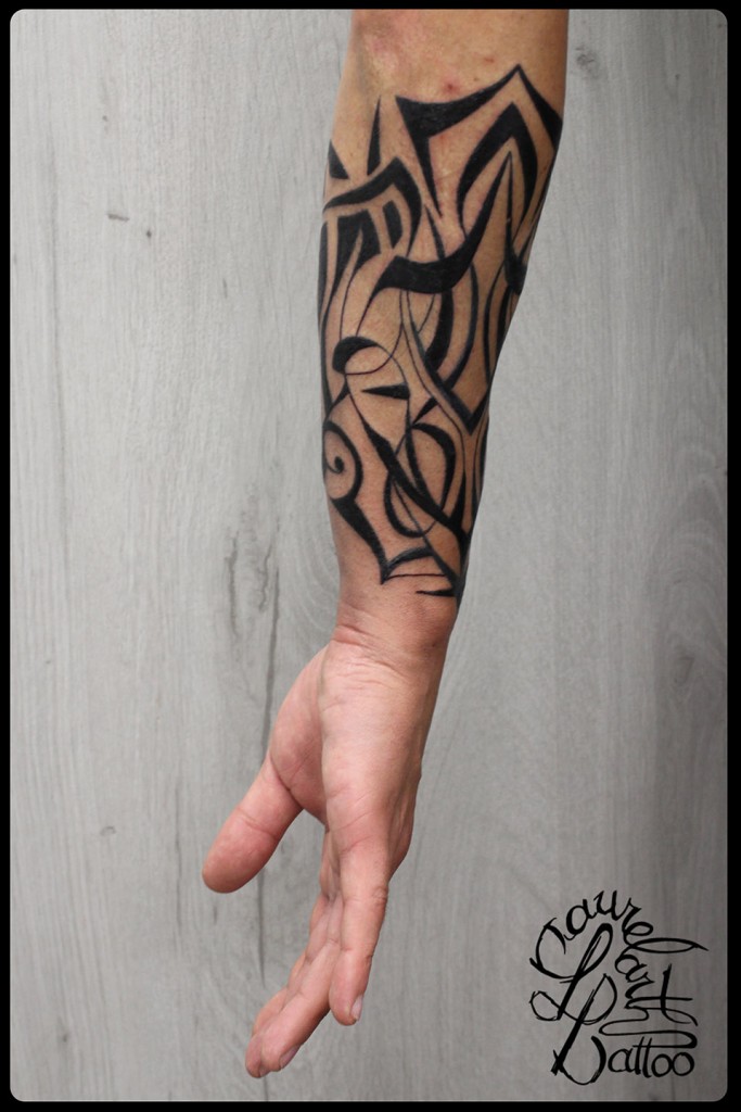 Tatouage tribal manchette