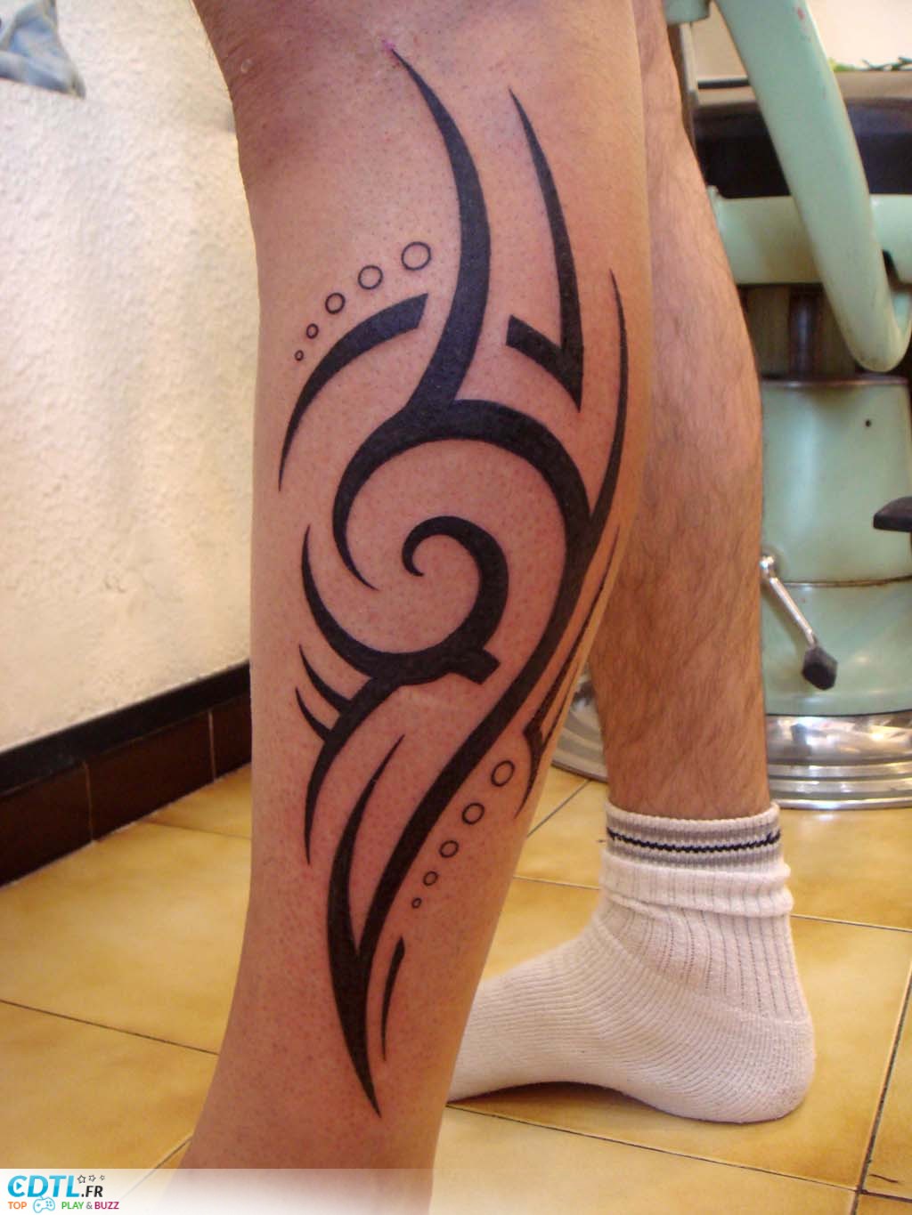 tatouage tribal mollet