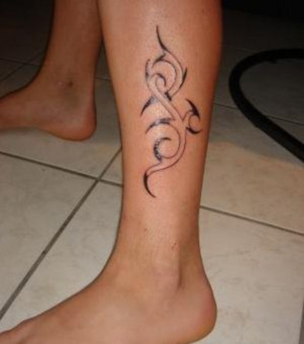 tatouage tribal mollet femme
