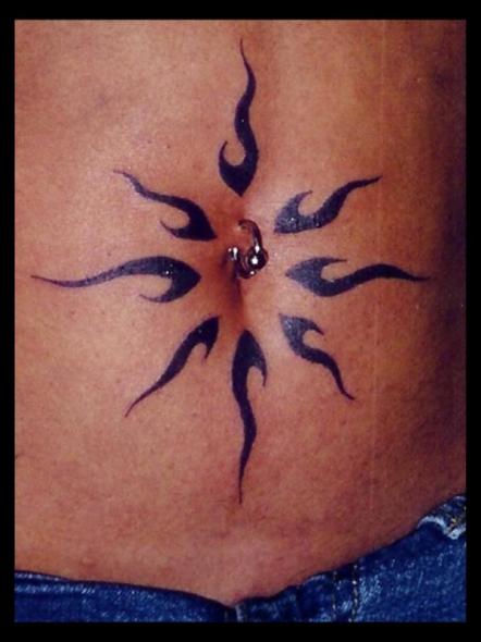 tatouage tribal nombril