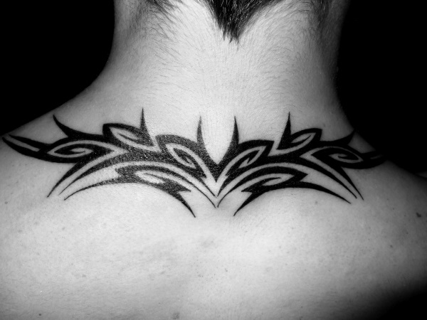 tatouage tribal nuque