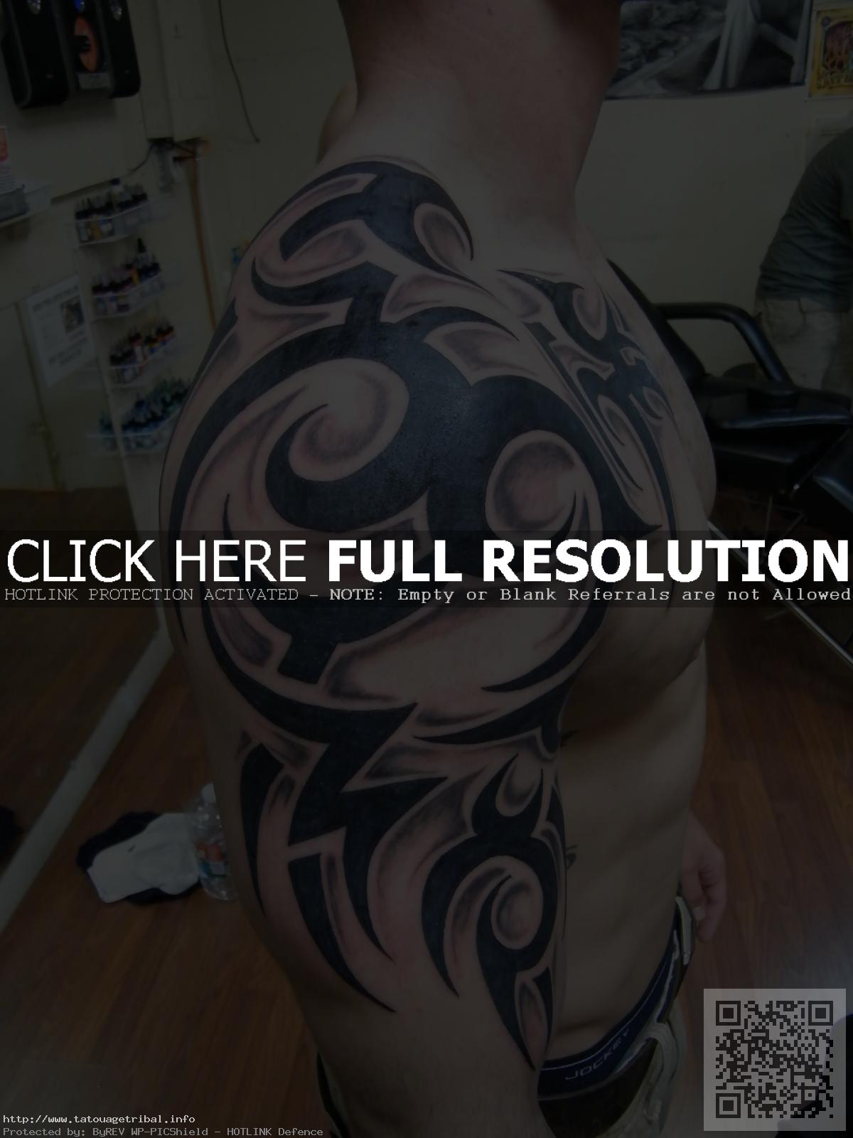 tatouage tribal nuque épaule