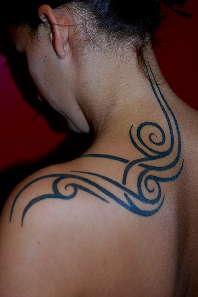 tatouage tribal nuque femme
