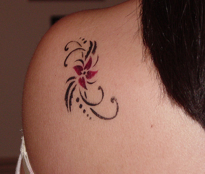 tatouage tribal nuque femme