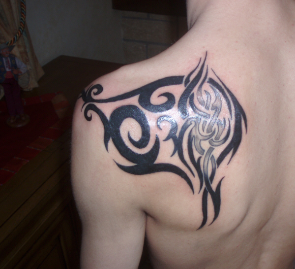 tatouage tribal omoplate