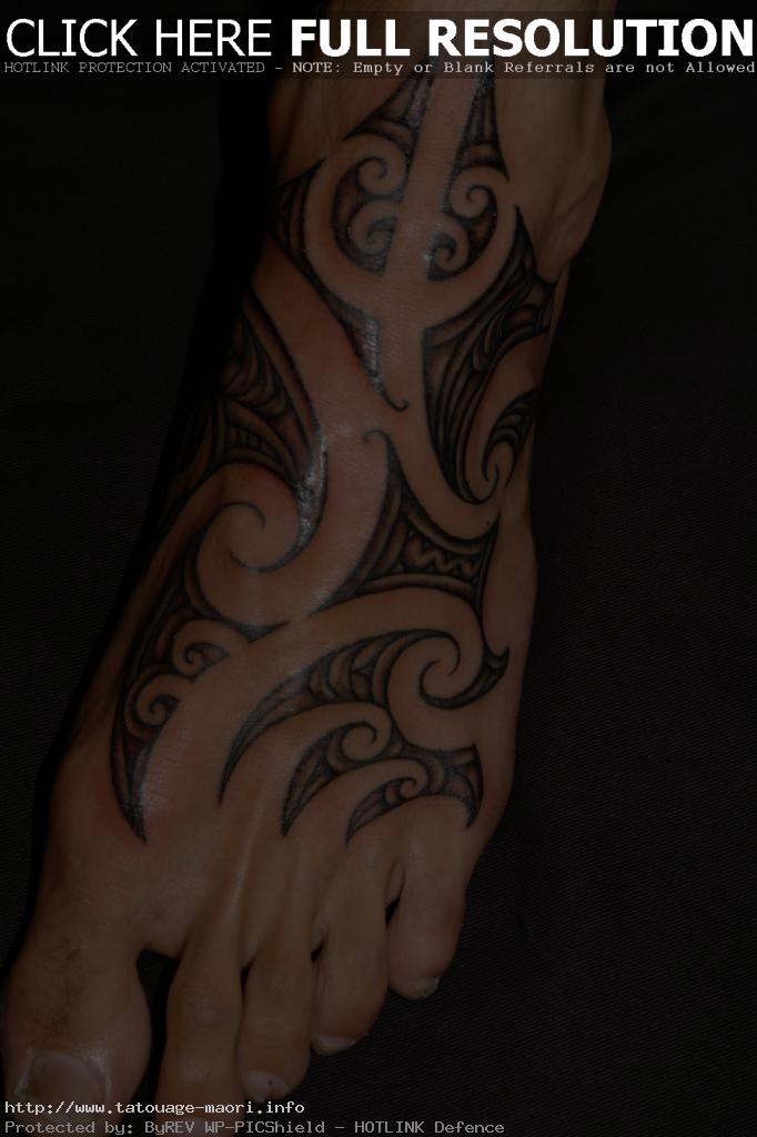 tatouage tribal pied cheville homme