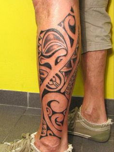 tatouage tribal polynésien mollet