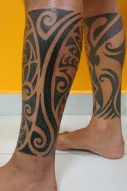 tatouage tribal polynésien mollet