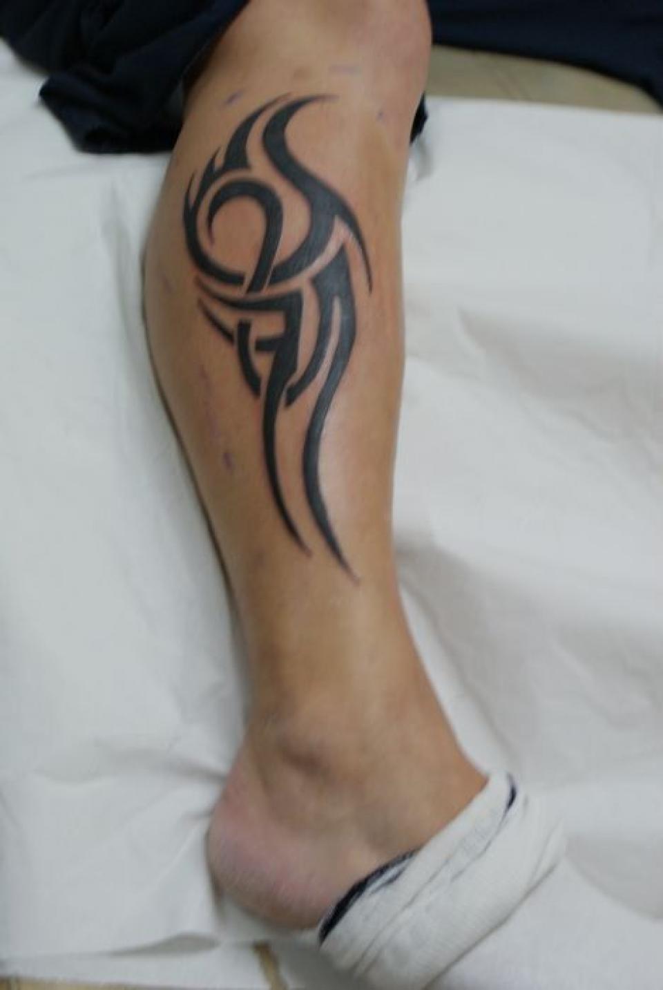 tatouage tribal pour mollet
