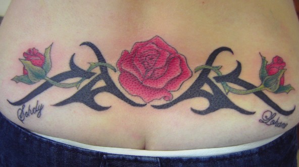 Tatouage tribal rose bas du dos