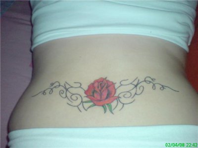 tatouage tribal rose bas du dos