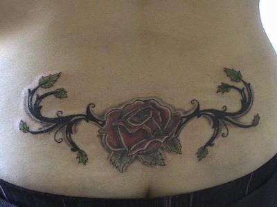 tatouage tribal rose bas du dos