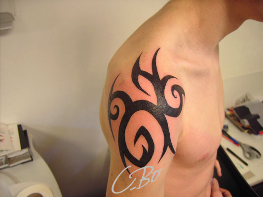 tatouage tribal sur l'épaule