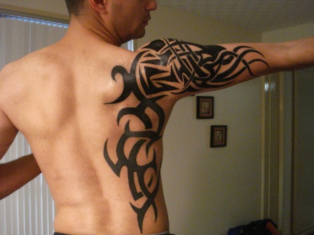 tatouage tribal sur le bras