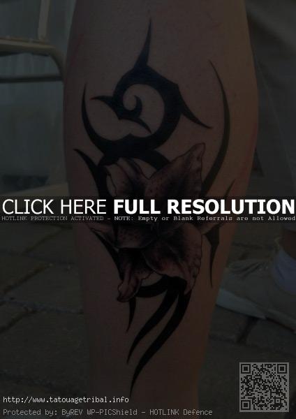 tatouage tribal sur mollet