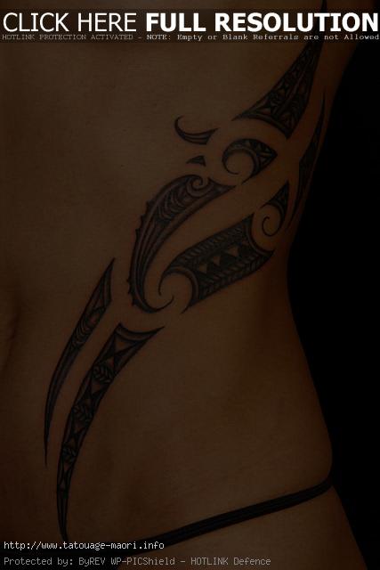 tatouage tribal ventre