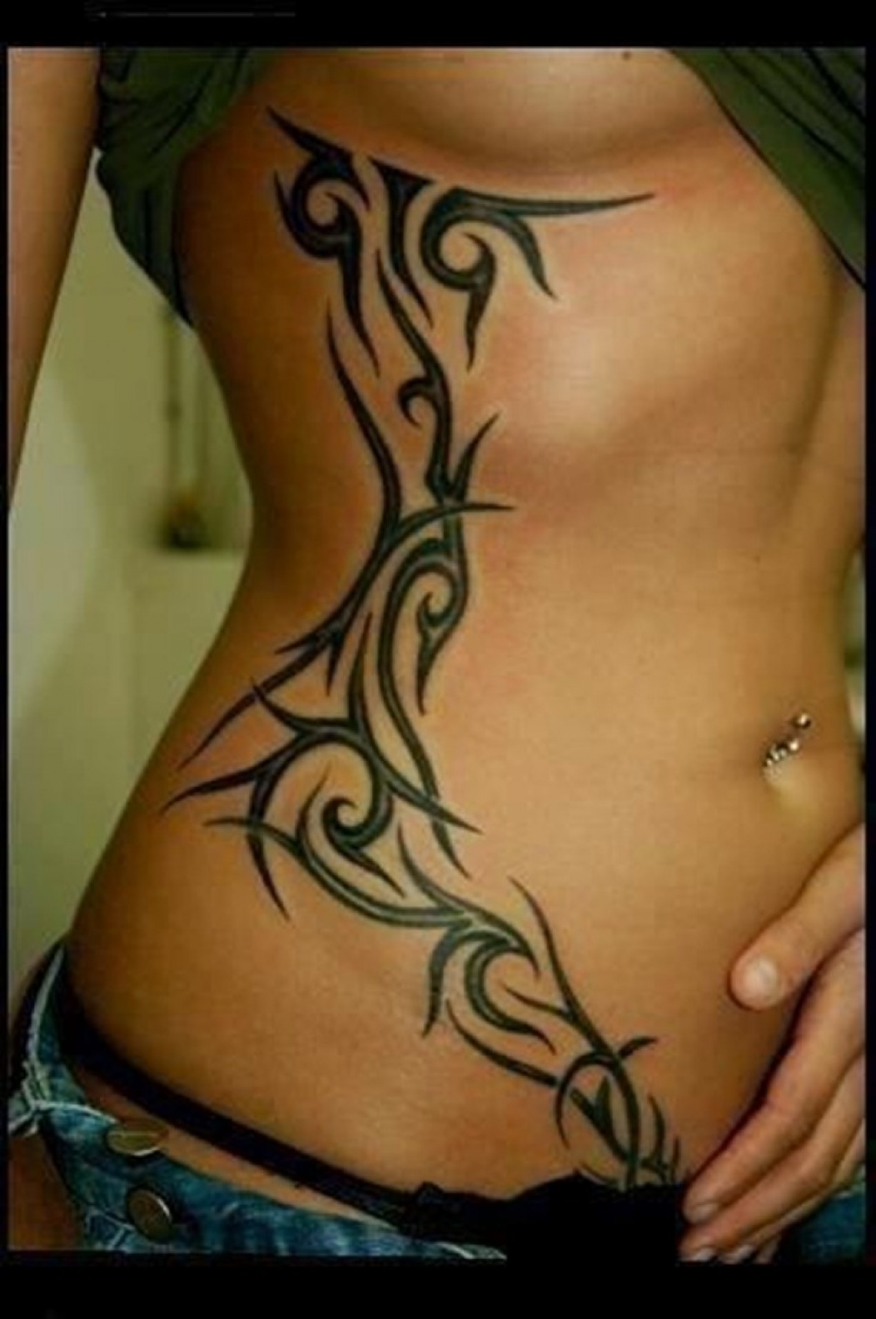 tatouage tribal ventre