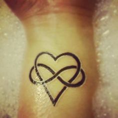 tatouage triple infinity