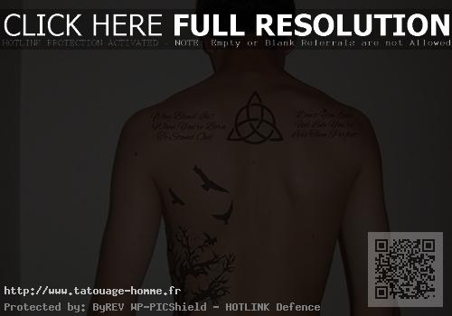 tatouage triskel omoplate