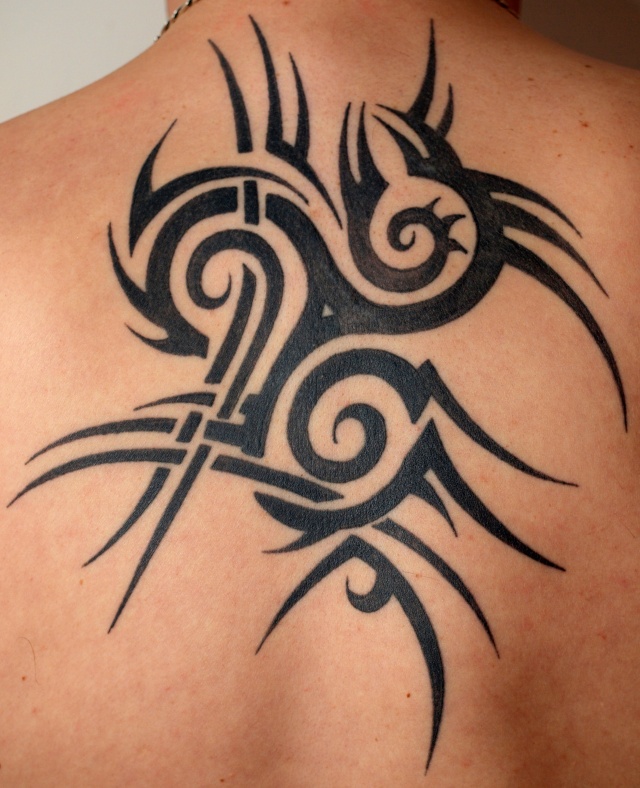 tatouage triskel omoplate