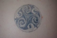 tatouage triskel omoplate