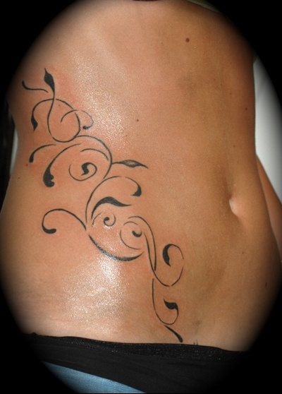 tatouage ventre arabesque