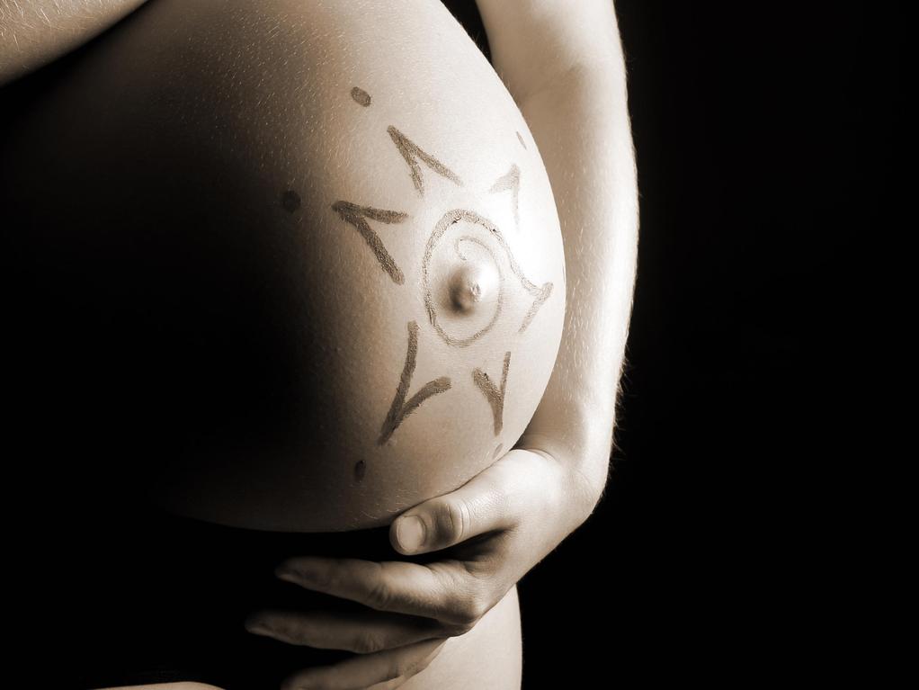 tatouage ventre cesarienne