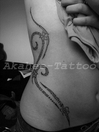 tatouage ventre et cote