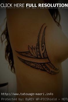 tatouage ventre et cote