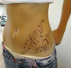 tatouage ventre et hanche