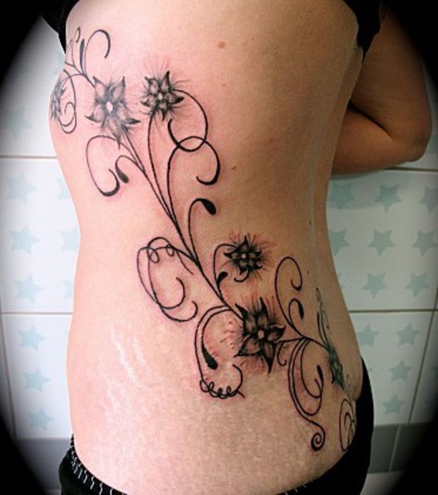tatouage ventre et hanche