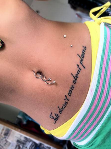 tatouage ventre femme ecriture