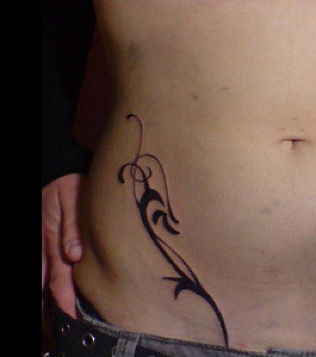 tatouage ventre femme tribal
