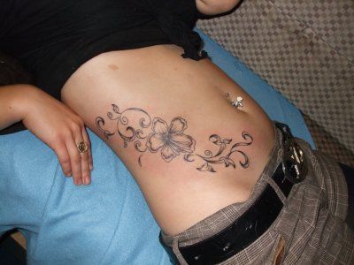 tatouage ventre fleur