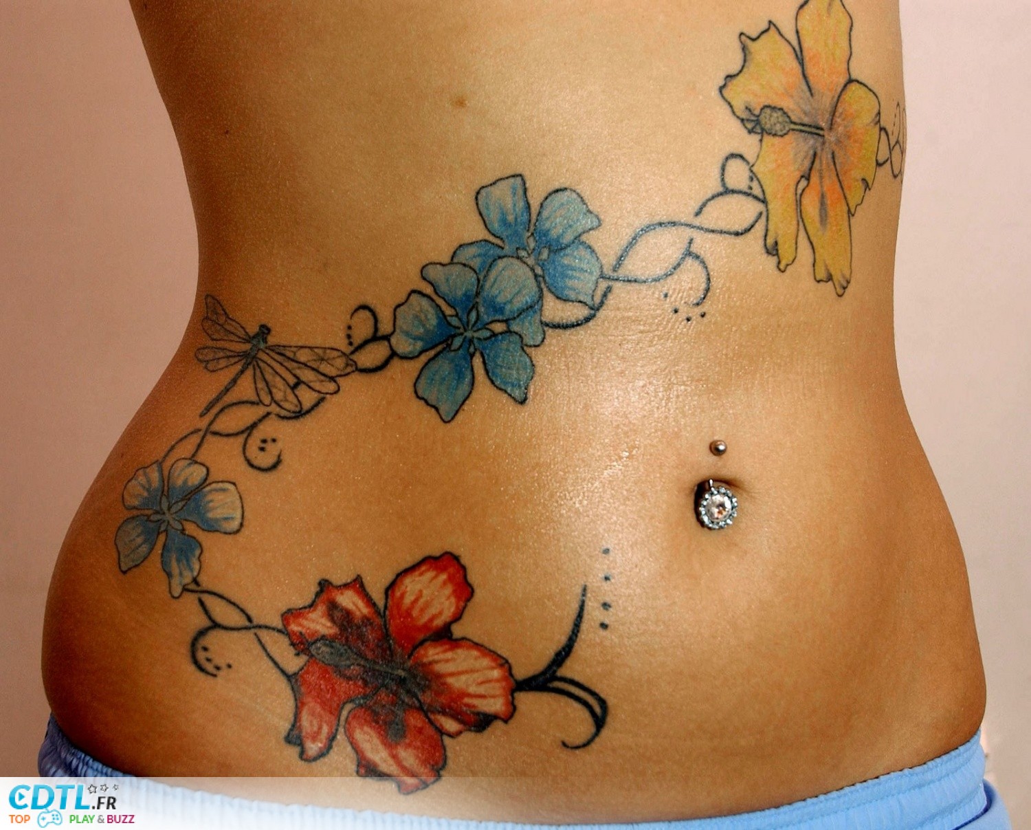 tatouage ventre fleur