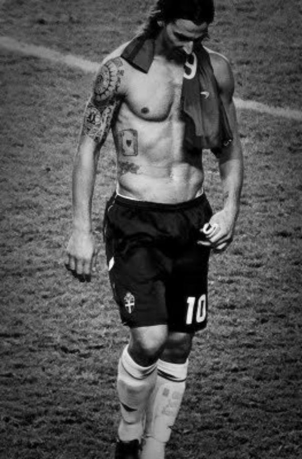 tatouage ventre ibrahimovic