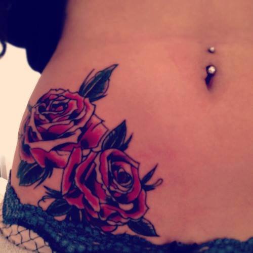 tatouage ventre rose