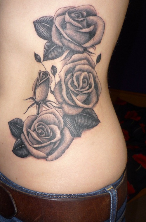 tatouage ventre rose