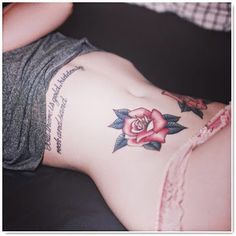 tatouage ventre rose