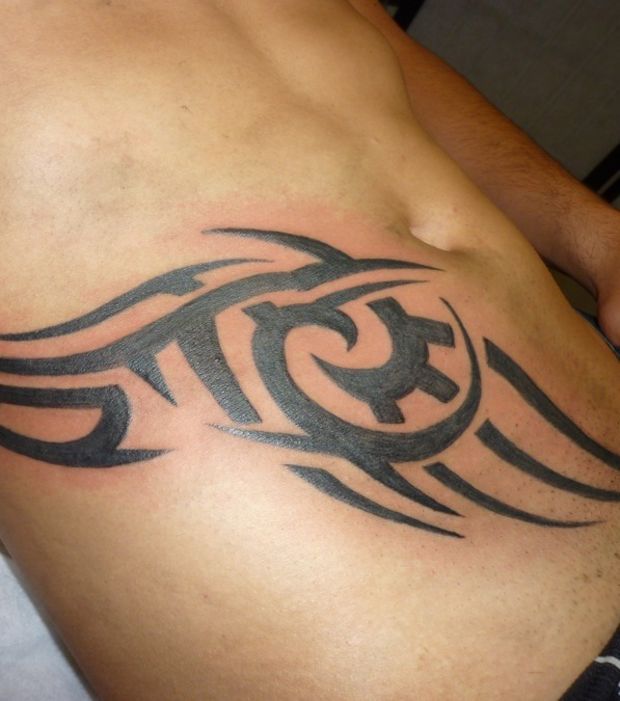 tatouage ventre tribal
