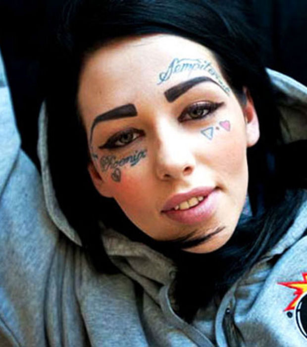 Tatouage visage discret