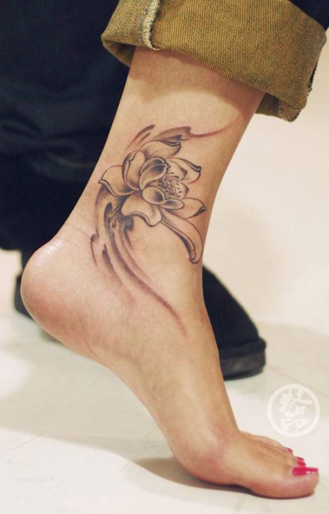 tatouages chevilles fleurs
