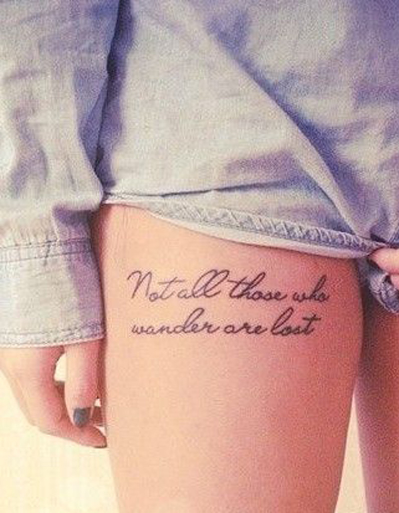 tattoo cuisse femme phrase