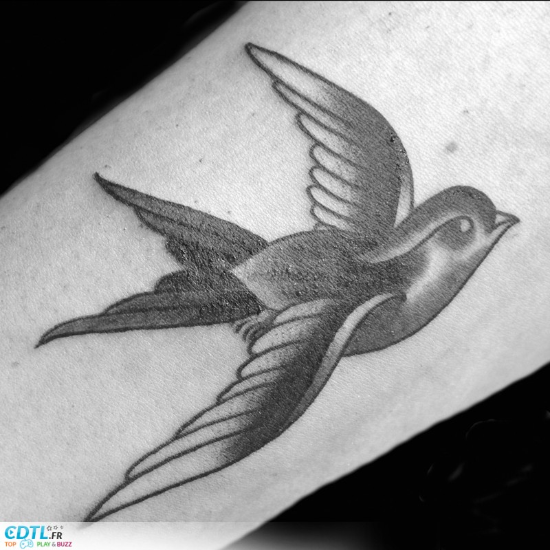 tattoo hirondelle homme