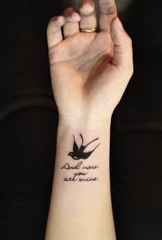 tattoo hirondelle noir et blanc